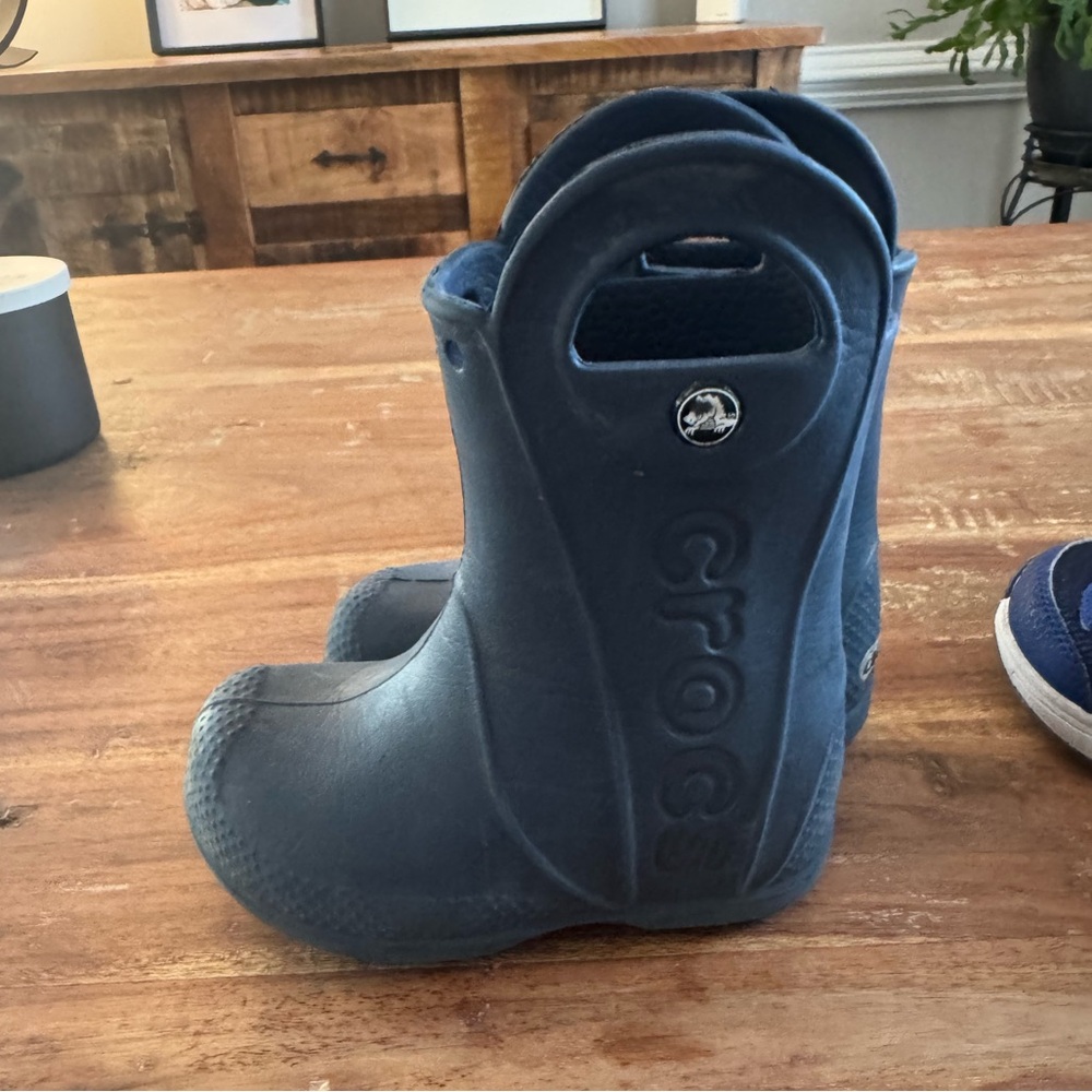 Crocs size C8